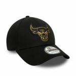 chicago-bulls-metallic-badge-black-9forty-adjustable-cap-60364417-right